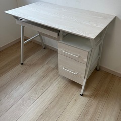 【美品】傷や汚れに強いメラミン天板を使用した収納付きデスク♪の画像