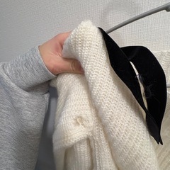 白 セーターの画像
