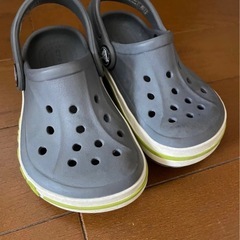 クロックス サンダル の画像