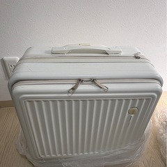 スーツケース　白の画像