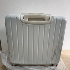スーツケース　白の画像