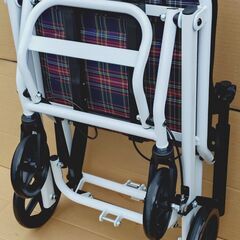 🔴山口市、折りたたみ車イス新品同様¥8000🔴介助用コンパクト🔴展示品レベル美品❗の画像