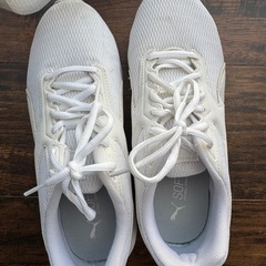 PUMA ホワイト メッシュ ランニングシューズの画像