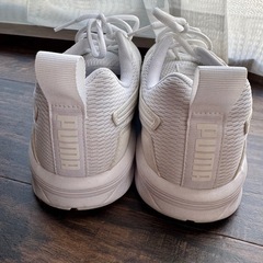 PUMA ホワイト メッシュ ランニングシューズの画像