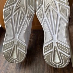 PUMA ホワイト メッシュ ランニングシューズの画像