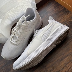 PUMA ホワイト メッシュ ランニングシューズの画像