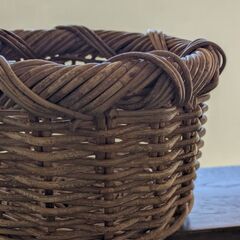 丸型藤の編み込みかご　バスケットの画像