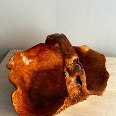 一本の木を刳り抜いた籠の画像