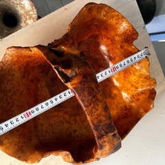 一本の木を刳り抜いた籠の画像