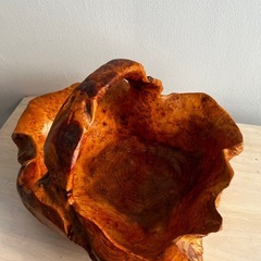 一本の木を刳り抜いた籠の画像