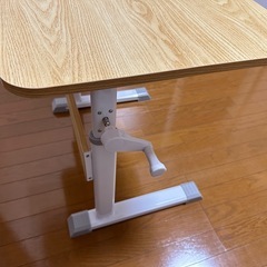 高さ調整できる机です。7月頃購入の状態は良い方だと思います。の画像