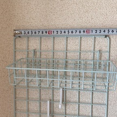 賃貸でも使える　ワイヤーウォール収納ラック（フック・バスケット付き）の画像