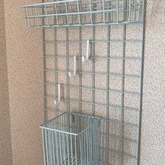 賃貸でも使える　ワイヤーウォール収納ラック（フック・バスケット付き）の画像