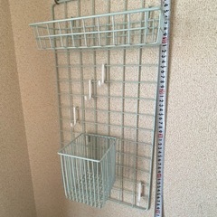 賃貸でも使える　ワイヤーウォール収納ラック（フック・バスケット付き）の画像