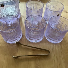 コップ5点と氷を入れるものの画像