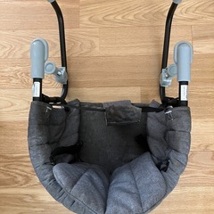 西松屋　背もたれ付きテーブルチェア（クールグレイ）の画像