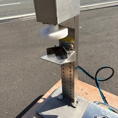 ■中古品 アラハタフードマシーン DSM-S型 打栓機 2023年 スパウトキャッパー 動作問題無し 厨房 ■の画像