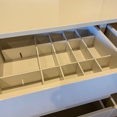 オフホワイト　チェストの画像