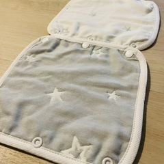 【新品未使用】よだれカバー 星 ホワイト＆グレー 裏表リバーシブルの画像