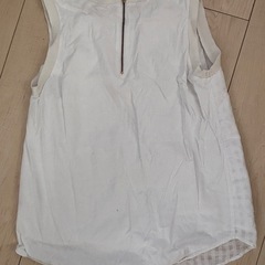 ホワイト ノースリーブ トップスの画像