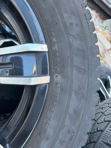 ハイエース ヨコハマ スタトッレス195/80R15ブリヂストン ブリザック VL1
