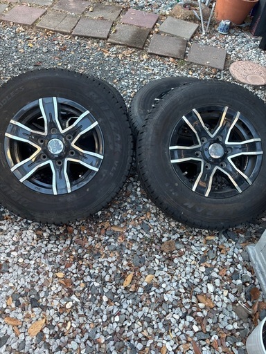 ハイエース ヨコハマ スタトッレス195/80R15ブリヂストン ブリザック VL1