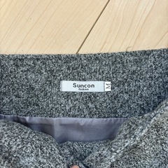 Suncon グレー ボタン付きタイトスカート Mサイズの画像