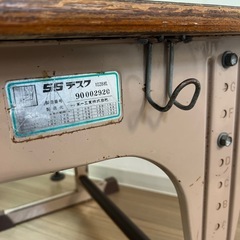 小学校のレトロな机の画像