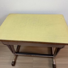 小学校のレトロな机の画像