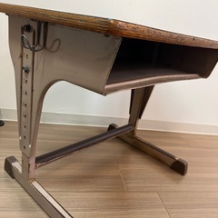 小学校のレトロな机の画像