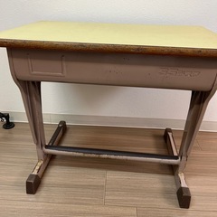 小学校のレトロな机の画像