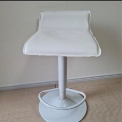 真っ白なオシャレなスツールの画像