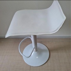 真っ白なオシャレなスツールの画像