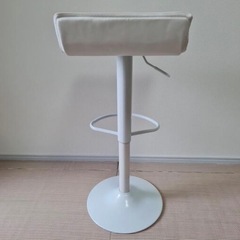 真っ白なオシャレなスツールの画像