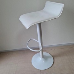 真っ白なオシャレなスツールの画像