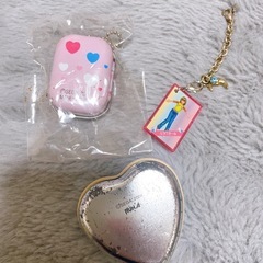 オシャレ魔女 ラブandベリー 缶キーホルダー キーホルダー ハート型缶ケースの画像