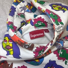 supreme？パーカーの画像