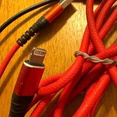 古いiPhoneの充電ケーブルの画像
