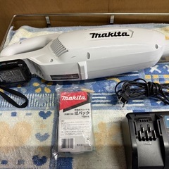 マキタ コードレス掃除機CL107 紙パック式 標準25分稼働/充電22分 軽量定番モデル 10.8Vバッテリ充電器付 CL107FDSHWの画像