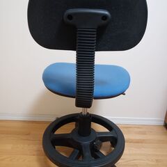 ★オフィスチェア・学習椅子・昇降式回転ロ―ラ―付・ラウンドステップ付・ブルー・美品の画像