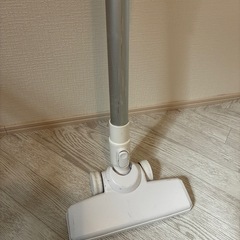 掃除機　アイリスオーヤマ　サイクロンスティッククリーナーノーマルヘッド SCA-110-W ホワイト の画像