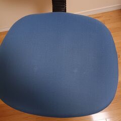 ★オフィスチェア・学習椅子・昇降式回転ロ―ラ―付・ラウンドステップ付・ブルー・美品の画像