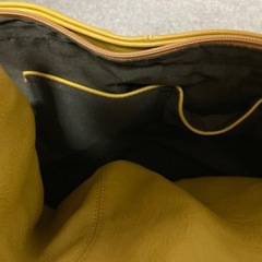 皮のバックの画像