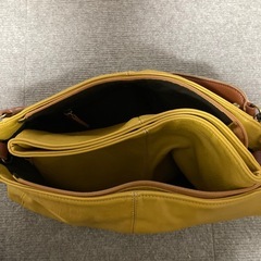 皮のバックの画像