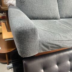 リサイクルショップどりーむ天保山店　No5373 2人掛けローソファ　ファブリック　グレー　奥行きゆったり♪　の画像