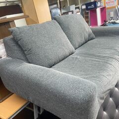 リサイクルショップどりーむ天保山店　No5373 2人掛けローソファ　ファブリック　グレー　奥行きゆったり♪　の画像