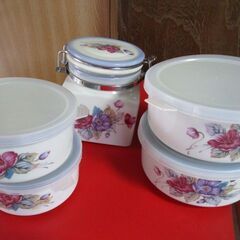 ホーローフライパン＆陶器製容器の画像