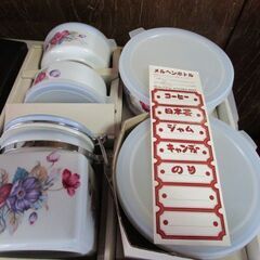 ホーローフライパン＆陶器製容器の画像