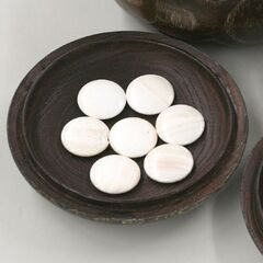 C 碁石 蛤白石 179個 那智黒石 182個 厚さ4.8～5.7mm位 栗碁笥付き 産地不明 札幌市 清田区 平岡の画像