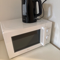 電子レンジ、ポット、テーブル、ゴミ箱の画像